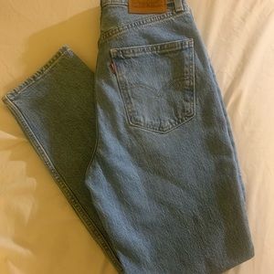 Levi's 70's High Rise Slim Straight Women's Jeans. 26W x 29L.